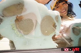 おっぱい洗車エロ画像4